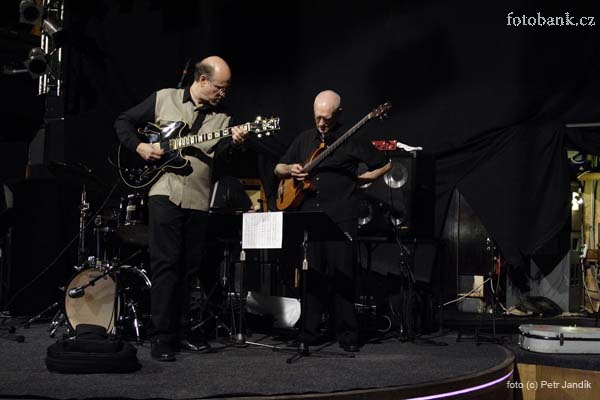 John Sofield (g), Steve Swallow (bg), Bill Stewart (ds) pøi zvukové zkoušce, Lucerna music bar 8.11.2005 , digitální snímek 8 Mpix, foto (c) Petr Jandík _MG_3716.jpg