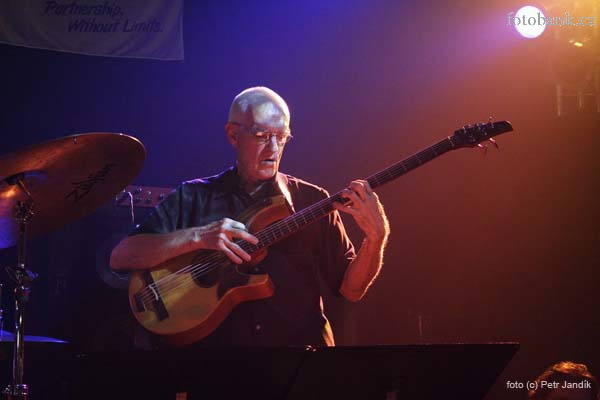 Steve Swallow (bg), Lucerna music bar 8.11.2005 , digitální snímek 8 Mpix, foto (c) Petr Jandík _MG_3856.jpg