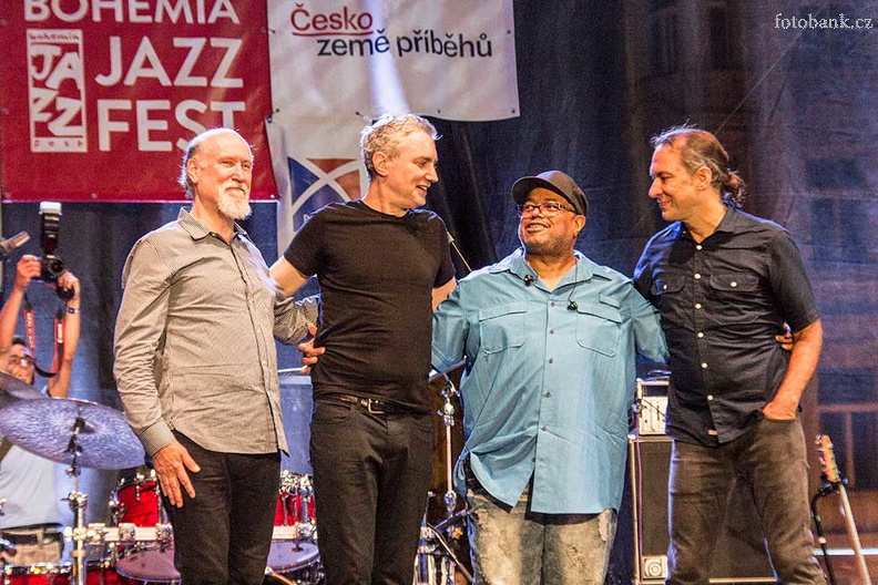 Überjam: Zleva John Scofield, Avi Bortnick, Dennis Chambers, Andy Hes _MG_9459.jpg