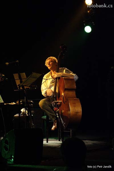 Miroslav Vitouš quartet, Lucerna Music bar 24.10.2005.
Miroslav Vitouš, kontrabas a orchestr v notebooku Apple.
Digitální snímek 8 Mpix. _MG_2992.jpg