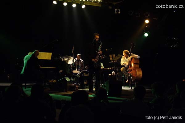 Miroslav Vitouš quartet, Lucerna Music bar 24.10.2005.
Miroslav Vitouš - b, Ramberto Ciammarughi - p, gary Campbell - sax, Gerard Cleaver - ds.
Digitální snímek 8 Mpix. _MG_3001.jpg