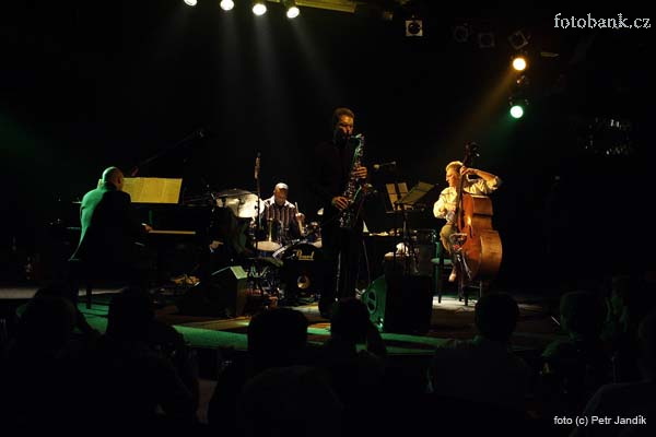 Miroslav Vitouš quartet, Lucerna Music bar 24.10.2005.
Miroslav Vitouš - b, Ramberto Ciammarughi - p, gary Campbell - sax, Gerard Cleaver - ds.
Digitální snímek 8 Mpix. _MG_3003.jpg