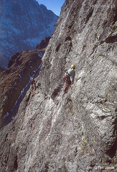 Tatry, Velická dolina, Opálová veža,cesta Bílým pásem. Olin Seifer v klíèovém místì, jistí Standa Šilhán.
dia kinofilm TXIV_16.jpg